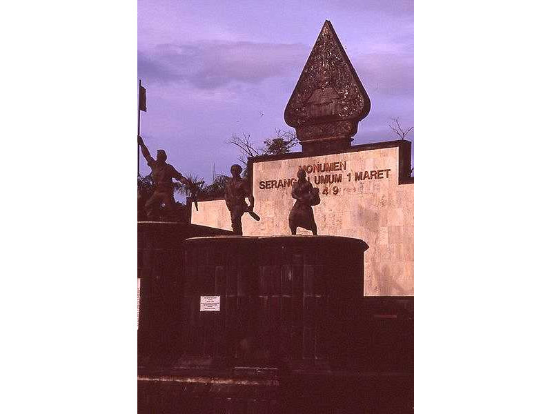 gunungan-peranakan monument-yogya-2008